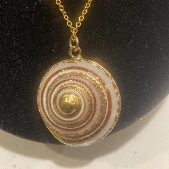 Elegant Gold Spiral shell Pendant Necklace - Picture 4 of 4